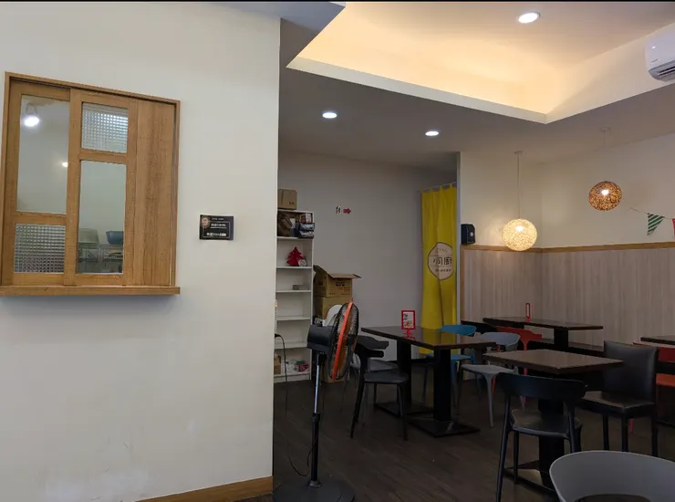 餐點做好，會由這個木頭框窗遞出。