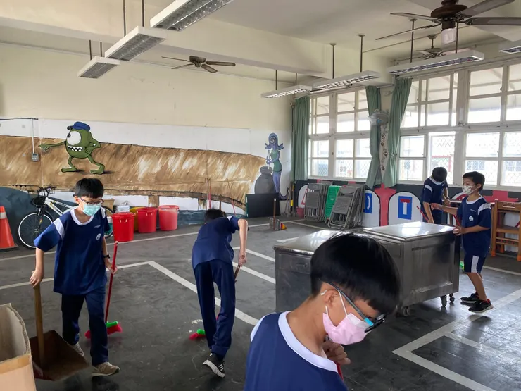 為了給義賣物件一個家，孩子們主動打掃空間👍