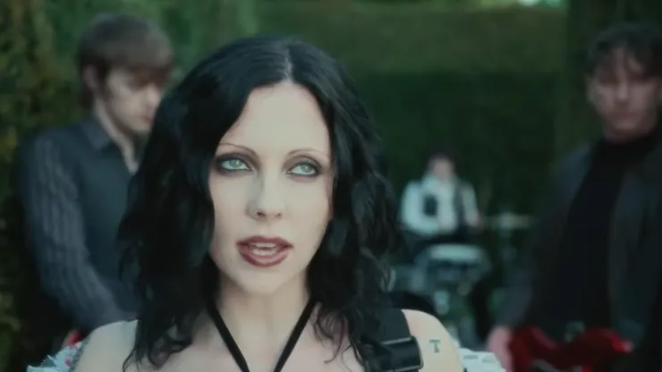 真的很喜歡哥德式的黑白色主導風格(圖片來源:MV截圖)