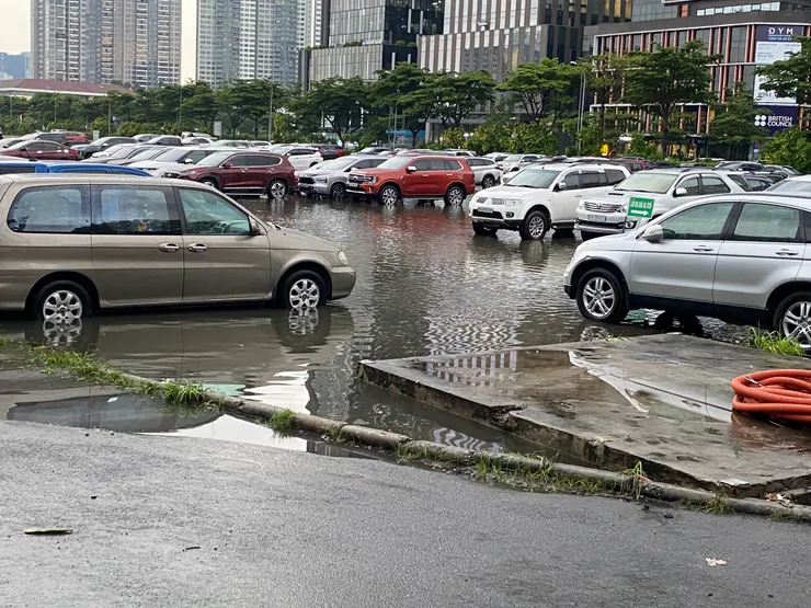 再次感受到雨季的威力，一場大雨就讓展場外的停車場大淹水