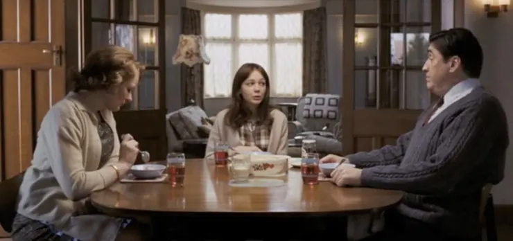 在父親眼中，女性並不是自由而獨立的存在，女性所有追求的目的都是為了吸引有權勢的男性