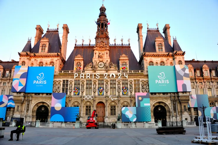 【市政廳殘留奧運招牌掩不住美麗！奧運甫結束，許多建築外面的看板仍在拆除中。】