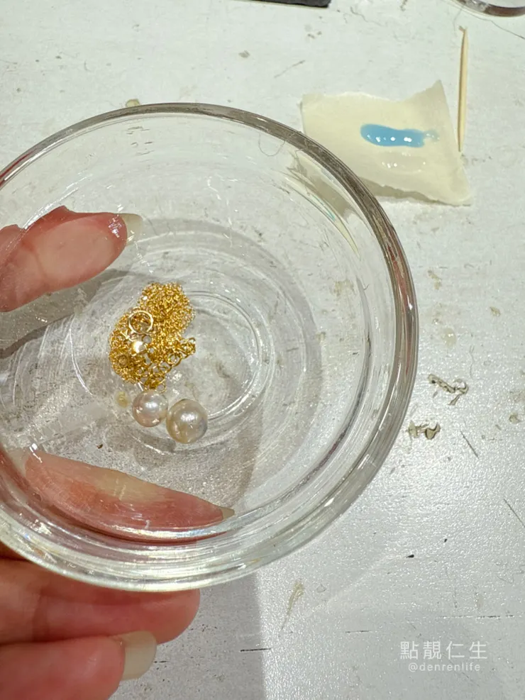 已經打洞完成 店家會在桌上放類似Ab膠的東西做混合組裝