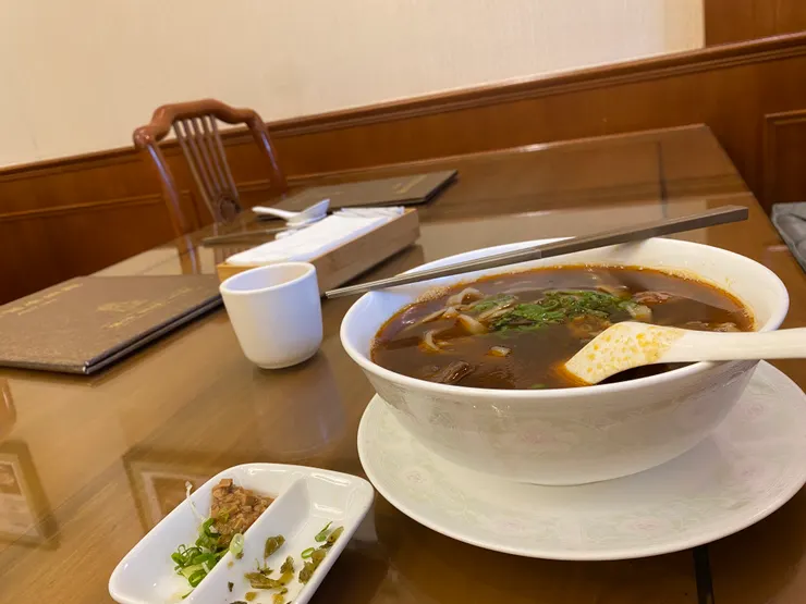 實木的桌椅，很沉的重量