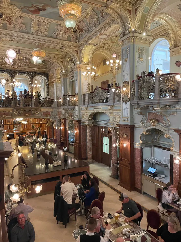 紐約宮殿咖啡內部