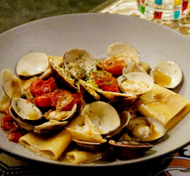 蛤蠣番茄大水管麵，這道在台灣近十年來好吃又時尚的麵，其實也是本世紀才在義大利流行開來，傳統上蛤蜊紅醬是配細扁麵一類的長直麵，大水管麵則是搭肉醬、茄子紅醬等，只有一些南義小港口的餐廳偶然會做成蛤蜊大水管麵，因此對港口他方的人來說，是一種新的飲食慣習，曾幾何時在台灣已被消費者認知為正宗義大利菜