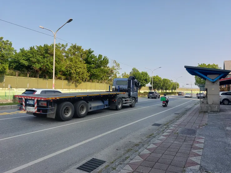 公車亭與車流 / 林鴻鈞@並木居