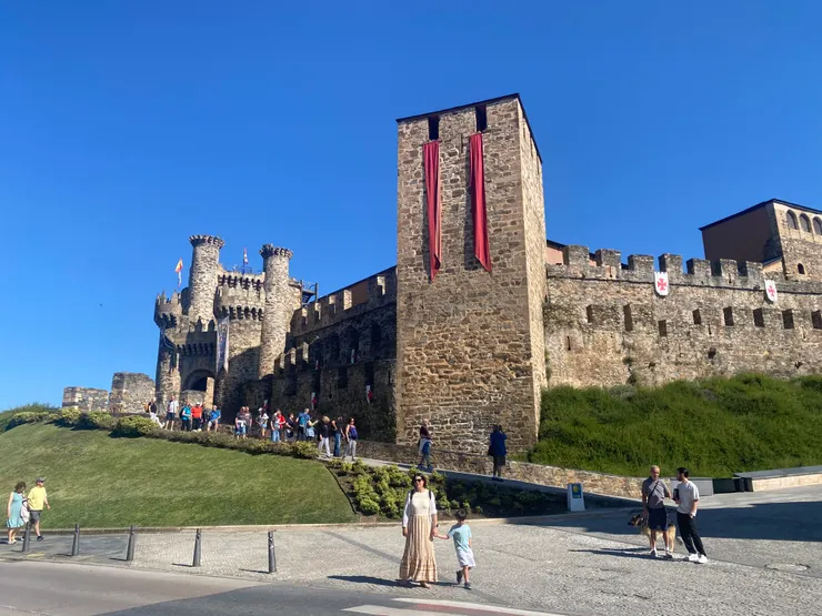 ponferrada是個漂亮的小城，有一個歷史悠久的城堡，所以蠻多觀光客的。