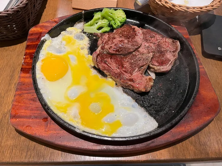沙朗牛排6oz，鐵板麵換蛋。今天也吃太多蛋了有點誇張。