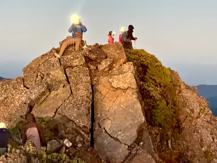 登到比標誌更高的山頂(聽說以前標誌是放在這的)