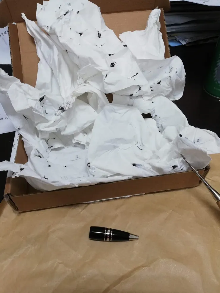 很多衛生紙清墨水