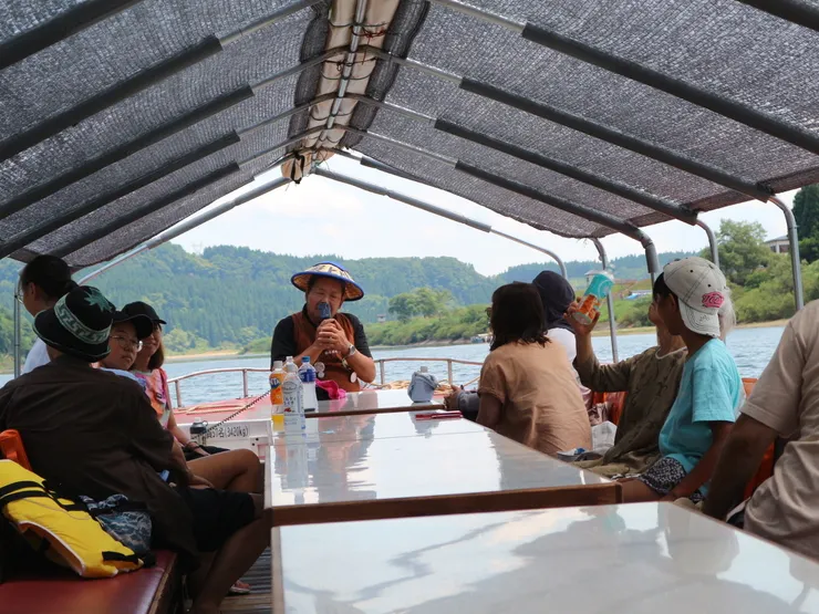 不論是講笑話還是唱歌都非常厲害的船伕，前排的日本人被逗的笑呵呵