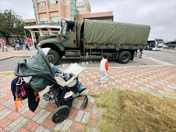 看到軍車很好奇又喜歡的孩子。