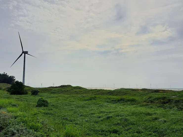在此可以跳往海邊。海邊有很多海上風車