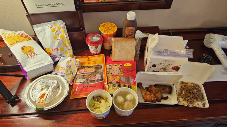 我和老爸去住台北福華大飯店的那天晚上!買了超多美食回到房間吃!