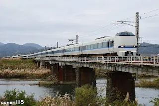 日野川橋西正線的橋墩仍是紅磚橋墩（座標：35°55'35.3"N 136°10'35.4"E）