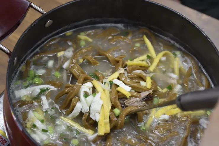 加入雞絲、蛋絲、香蔥的橡子麵完成！