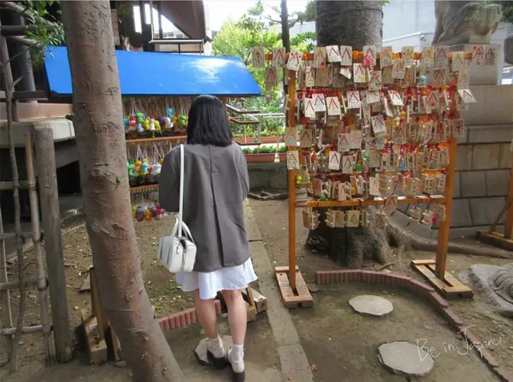 氣象神社，掛著許多晴天娃娃。