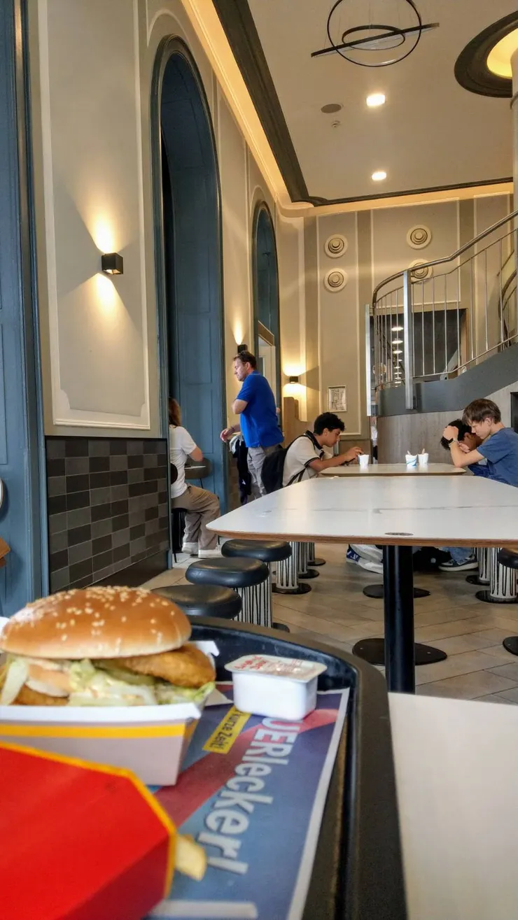 點了雙層大麥雞10.49€，普普，下次還是應該點勁辣雞腿堡。這邊薯條去鹽是真的完全「去鹽」。