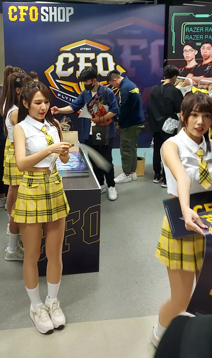 PS六名成員陸續進駐一樓商店和二樓應援發放區。