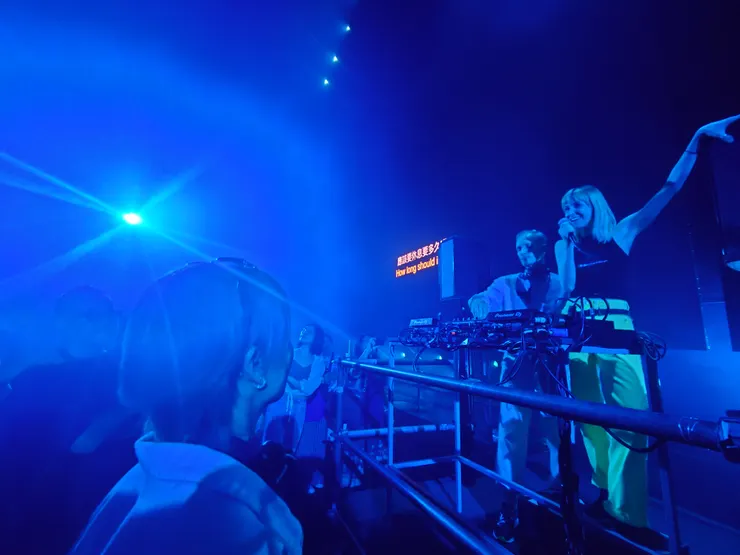 串場的電音DJ表演