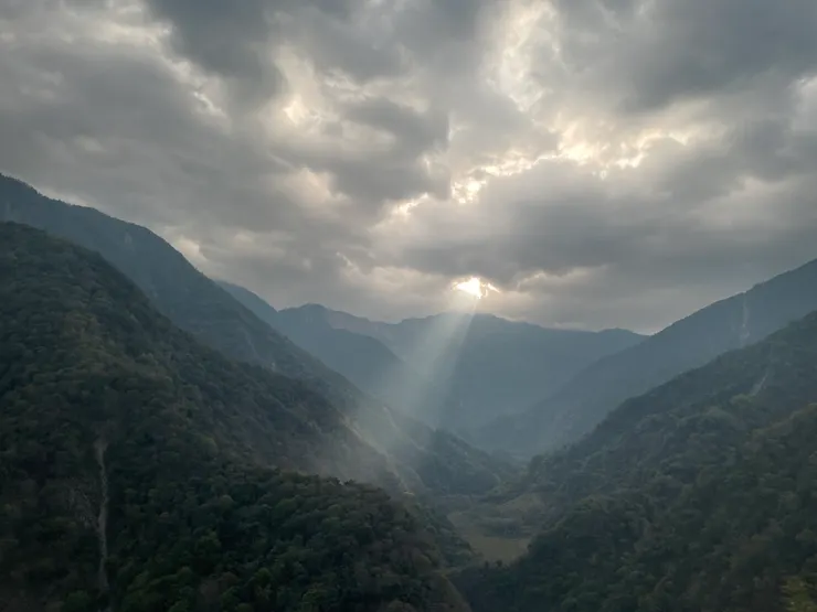 你是否曾在大自然感受到神性呢？ （2024年初攝於郡大山林道，沒多久就遭遇10級的狂風暴雨，也是我第一次驚覺自己有失溫的狀況）