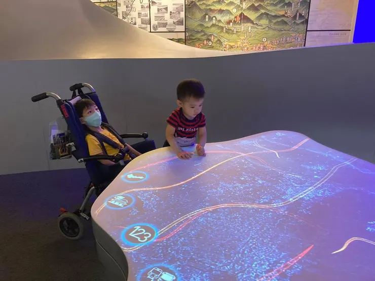 幼齡孩童很喜歡在這裡找飛機。身障手足陪伴也很可以。