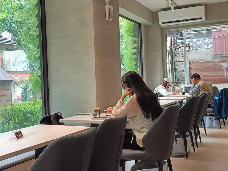 店內外桌椅色系統一