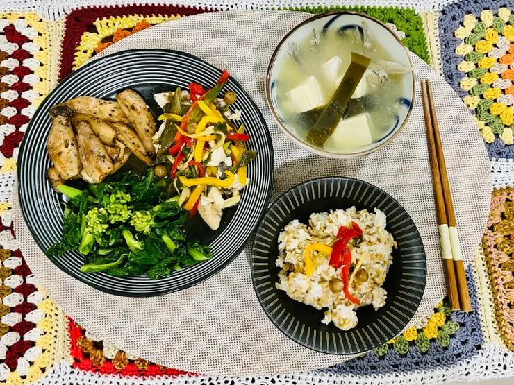 藍盤中右側,清蒸鱸魚