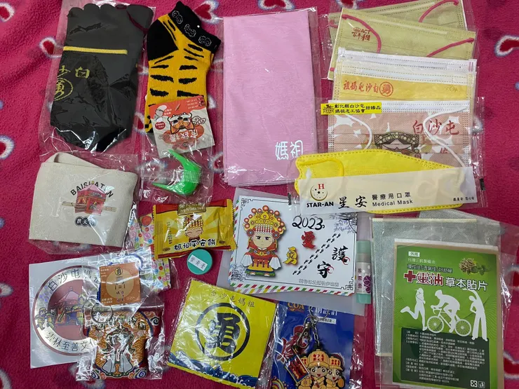 ▲沿途信眾們提供的各式結緣品