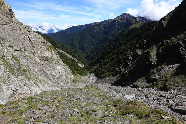 中央尖山鞍部下方碎石坡,本山難事發地附近