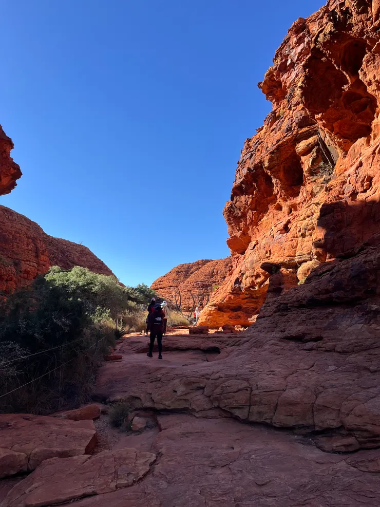 沿途都是紅色的岩壁,非常壯觀