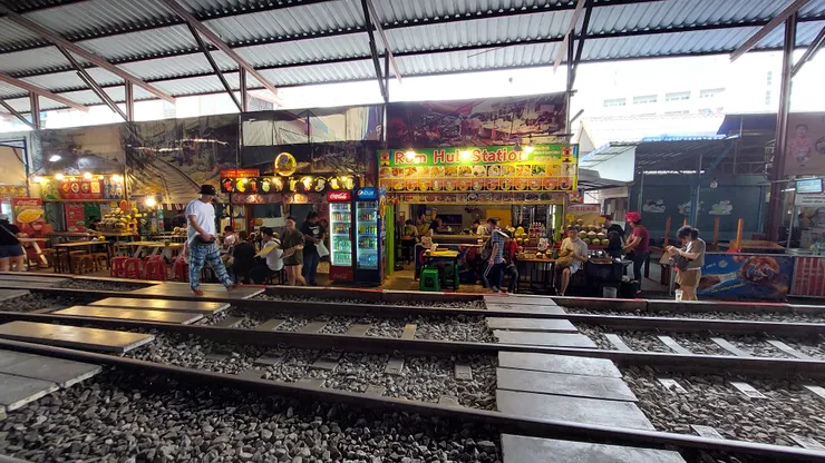 美功市場中鐵道與攤販共存