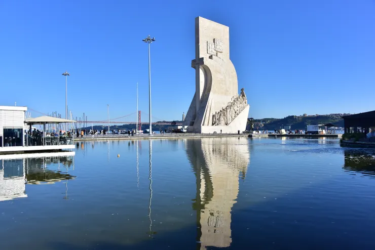 發現者紀念碑與倒影。