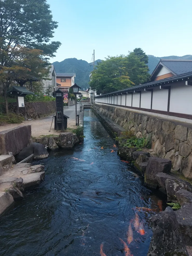 瀨戶川的末端，可以發現運河的寬度漸漸縮小，旁邊的道路也越來越寬闊，也漸漸脫離白壁土藏建築群了