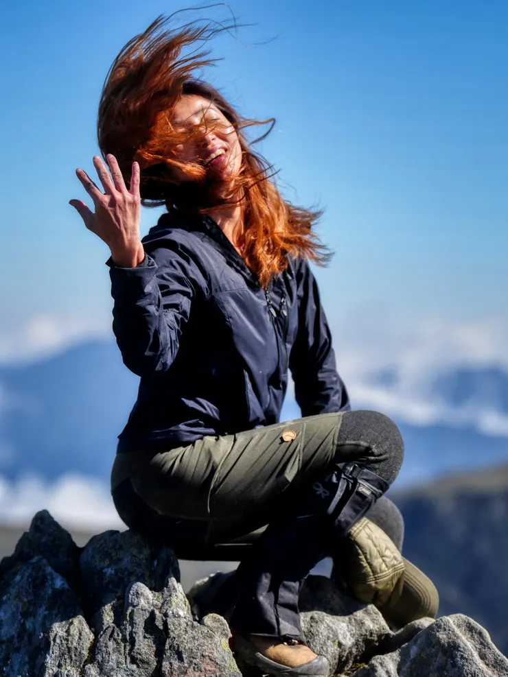 然後搞笑甩髮的醜樣被隊友拍個正著！可惡！