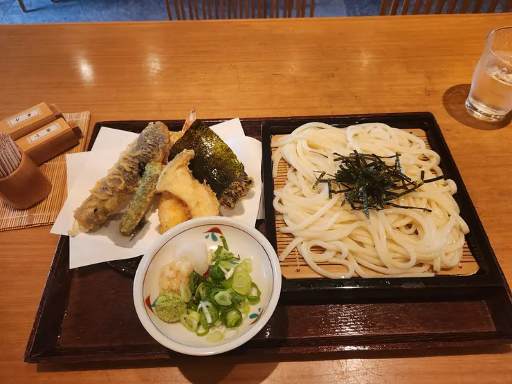 是我吃過最Q的烏龍麵,旁邊的炸物吃起來也不膩,兩個搭配剛剛好。