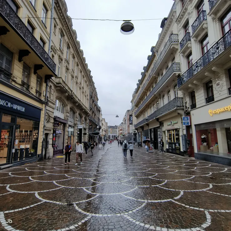 【雨中的街道行人稀疏】