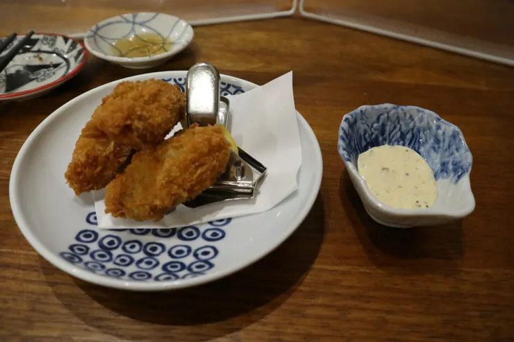 附塔塔醬及檸檬的炸牡蠣