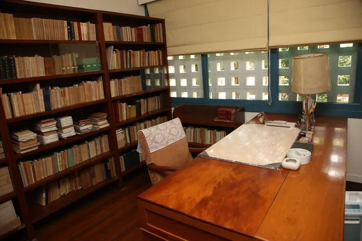 書房,胡適不喜歡格子牆,感覺像在坐牢(胡適故居室內禁止拍照。圖片取自胡適紀念館網站)