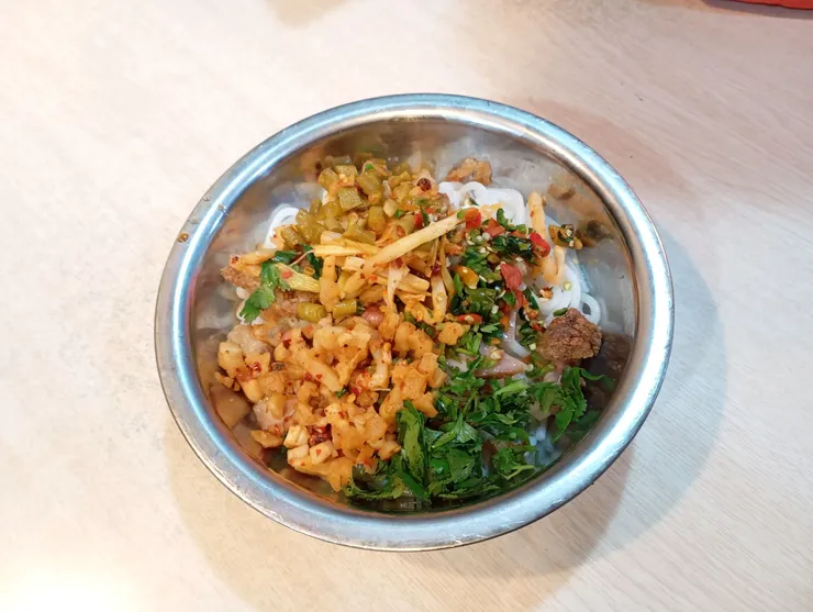 桂林米粉一定得搭配店中的小料一起吃