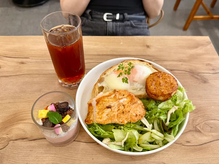 低脂清爽餐(可可燕麥優格&溫泉蛋2顆) 320元 & 加點 酸麵包1片 +30元、薯餅1片 +45元