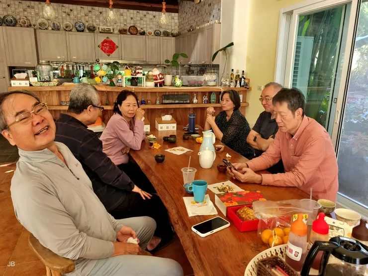 【綠光透窗長桌早餐或茶話或視訊 有人但餘一身閒有人事業更精進！9點、10點後，忠正、YY就分別進房視訊去了。】