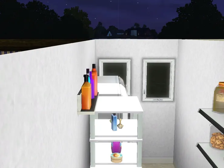 沒有很大,都是放店裏的用品,例如清潔劑、食物和雜物。本來應該放書的存貨,但這天看來沒有。