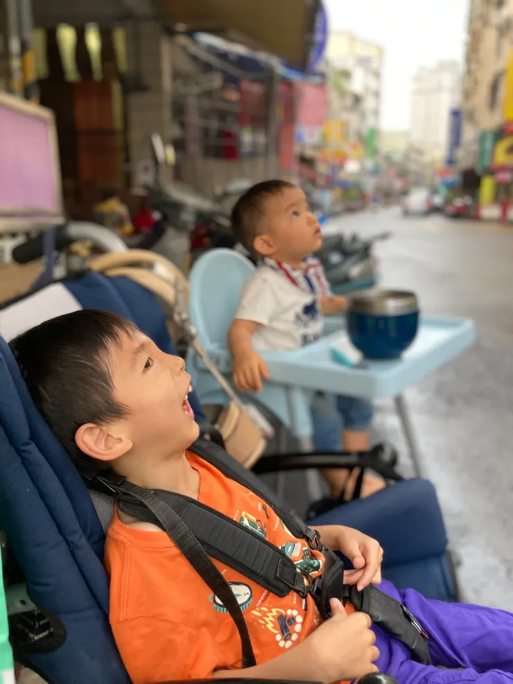 雨水打在腳上是不同體驗，瞧~祐笑的多開心！