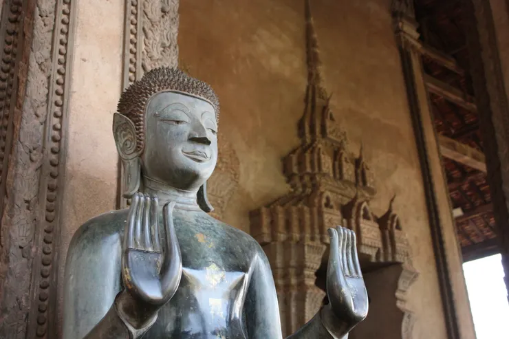 寮國寺廟的莊嚴立佛