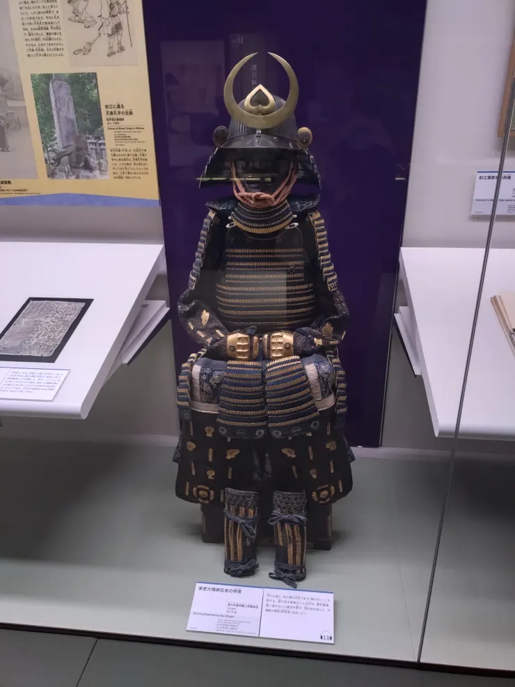 家老大橋家的甲冑,上面的倒愛心是豬鼻,意思是要有豬突猛進的精神