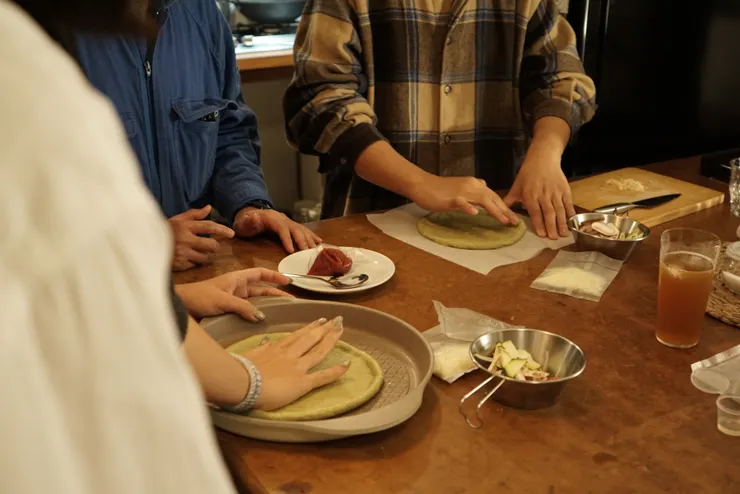 用文山包種茶揉成的茶PIZZA，外觀是翠綠色的