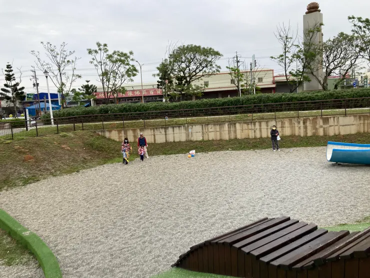 滑到下方是滿滿的石頭坑！