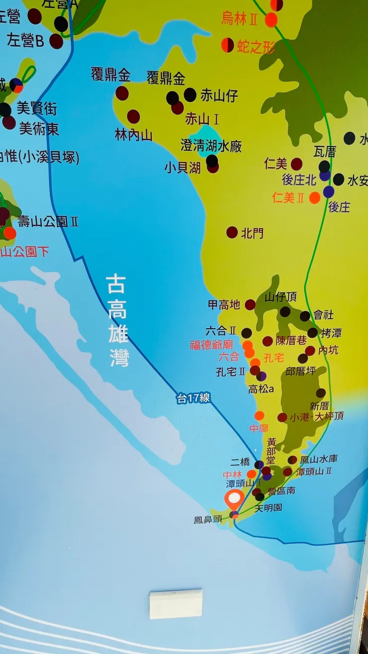 深藍色、天藍色、淺藍色分別為6000B.P.、3000B.P.、現在的海岸線。B.P.：Before Present，距今若干年前（距放射碳訂年1950年的若干年前）